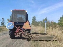 Траву с дороги сняли: как скосили девять трасс Запорожской области